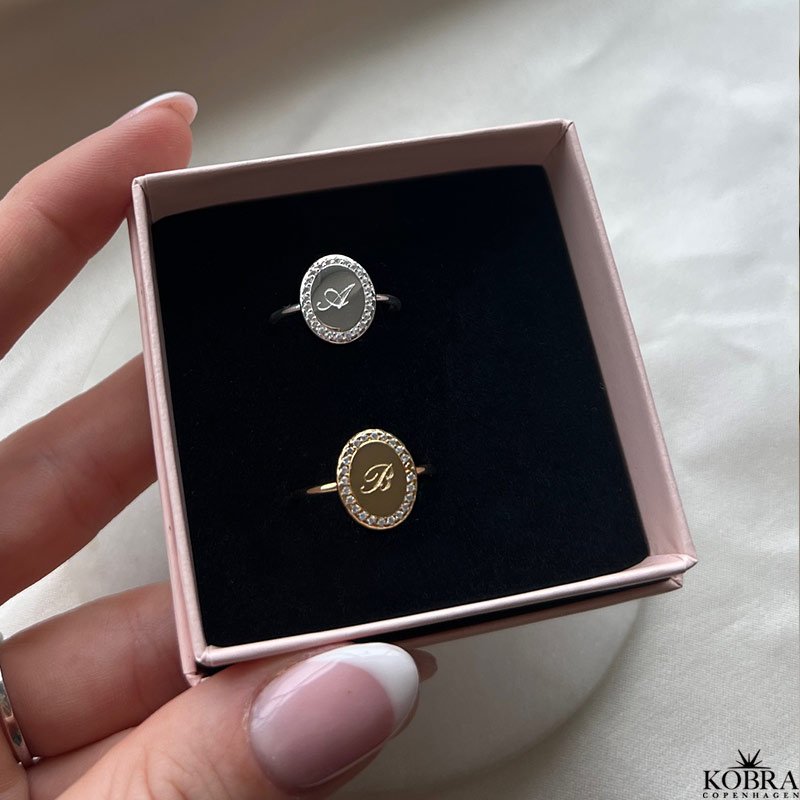 "Dazzling" slv ring med hvide sten  personlig indgravering