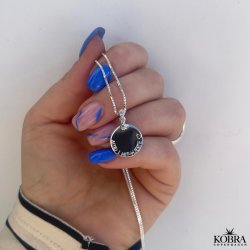 "Edgy Sunday" slv halskde med sten inklusiv gravering