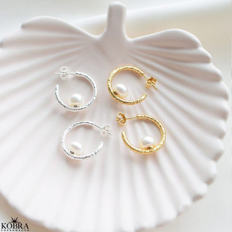 "Alberte" slv hoops reringe med ferskvandsperler og antik overflade