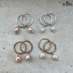 "Joanna" Hoops i forgyldt med lille hvid ferskvandsperle