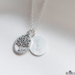Livets Tr halskde i slv med oval amulet og din gravering
