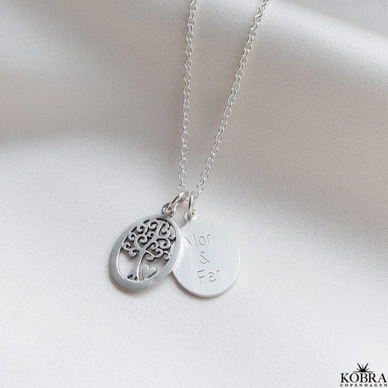 Livets Tr halskde i slv med oval amulet og din gravering