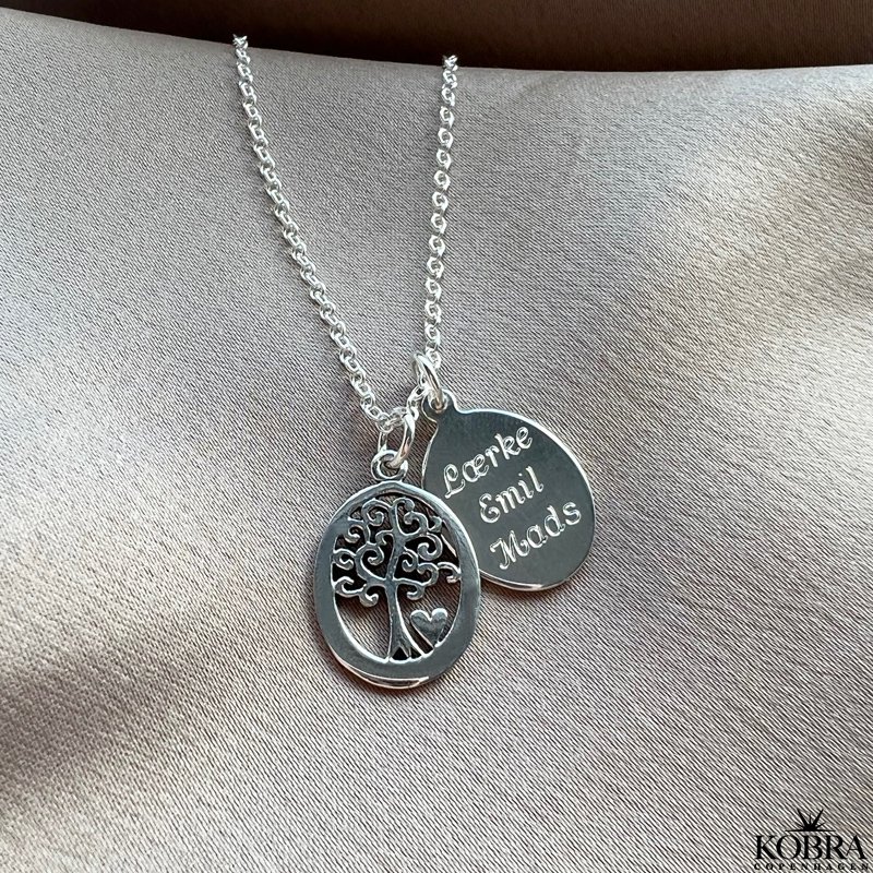 Livets Tr halskde i slv med oval amulet og din gravering