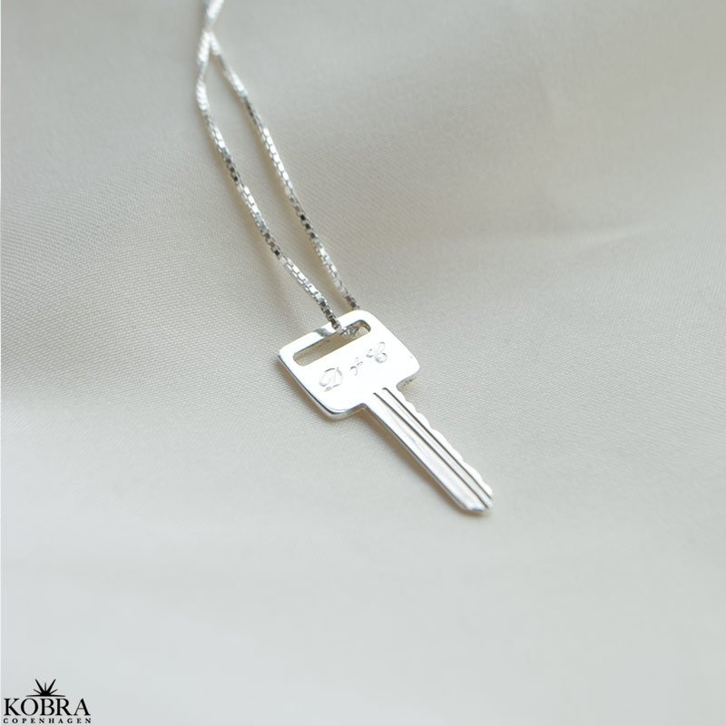 "Key To My Heart" slv ngle halskde med personlig gravering