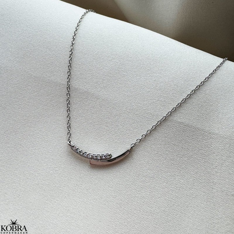 "Lilje" smuk og enkel slvhalskde med sten