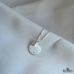 Rund "Rocket" krydsgravering halskde med sten i slv