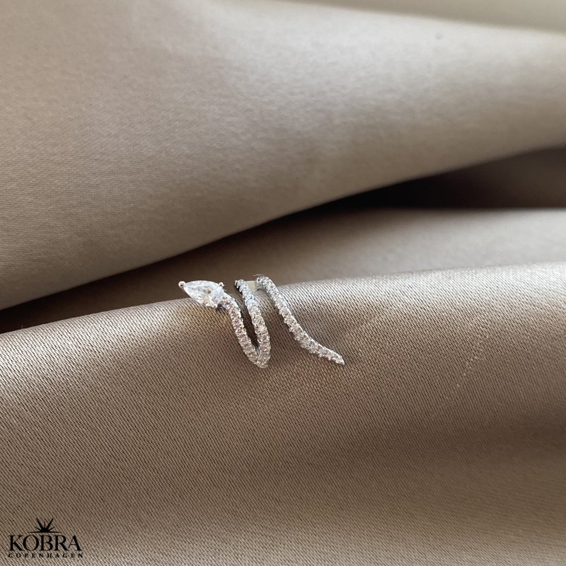 "Snakey" slv earcuff med hvide sten