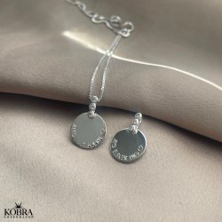 "Edgy Sunday" slv halskde med sten inklusiv gravering