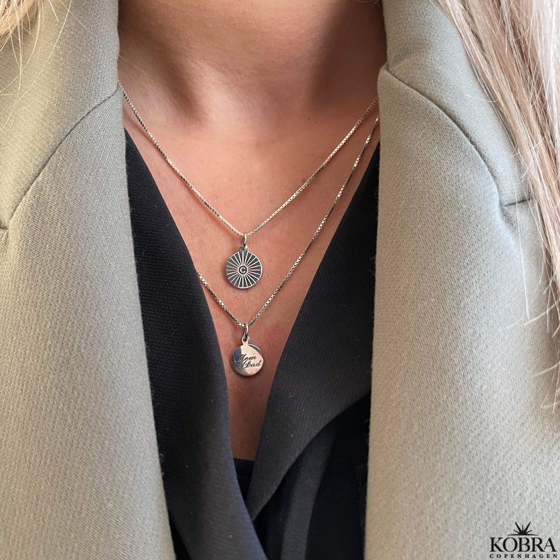 "Mayday Circle" Mini sterling slv halskde med gravering