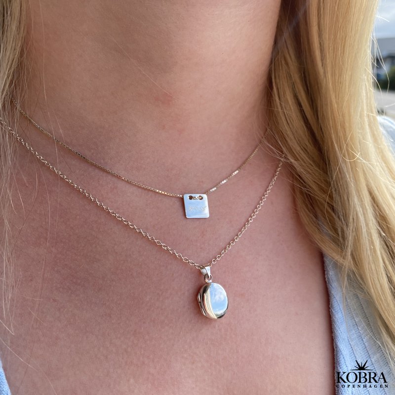 "Sara" lille oval slv medaljon med personlig gravering