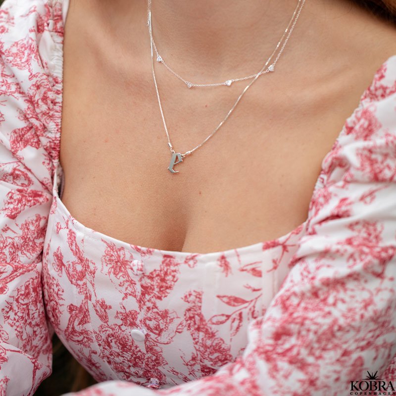 "Junie" slv halskde / choker med fine sm hjerter 