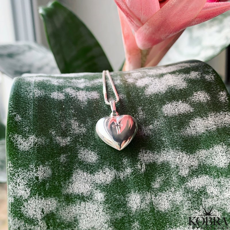 "Karma" smukt slv hjerte med kors og din indgravering