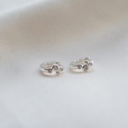 "Lily" s�lv�redobber med hvite steiner