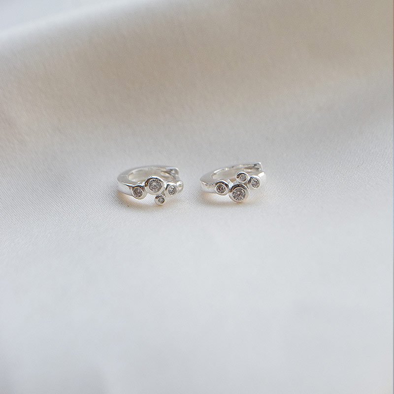 "Lily" s�lv�redobber med hvite steiner