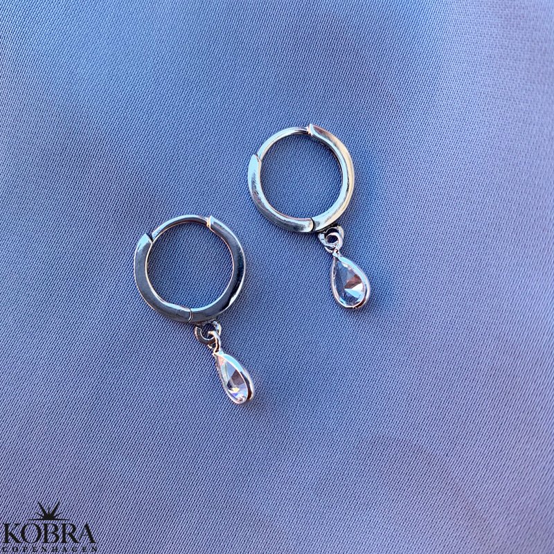 "Teardrop" sm hoops i slv med hvid sten