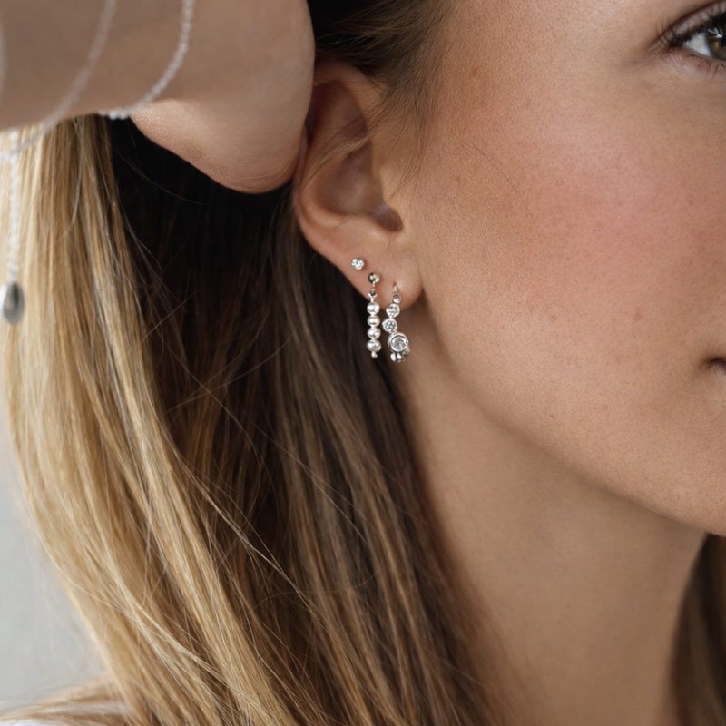 "Solenne" Hoops i s�lv med hvite zirkonia � stilren og feminin