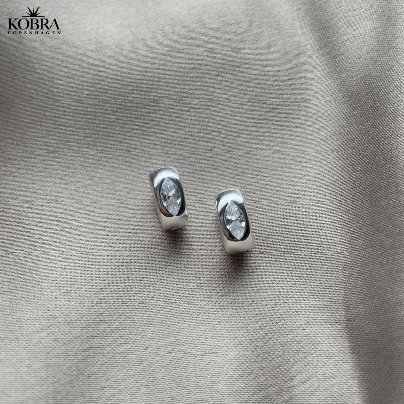 "Vegas" sknne sm slv hoops med sten