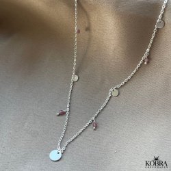 "Katy" slv halskde med pink turmaliner og slv amuletter