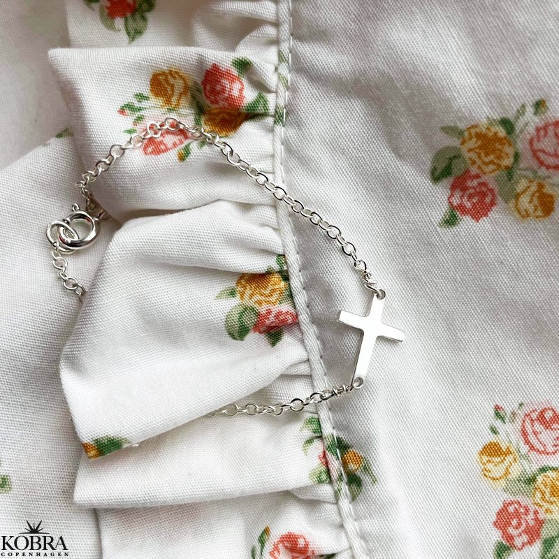 "Trust" kors armbnd i slv med lille graveret amulet