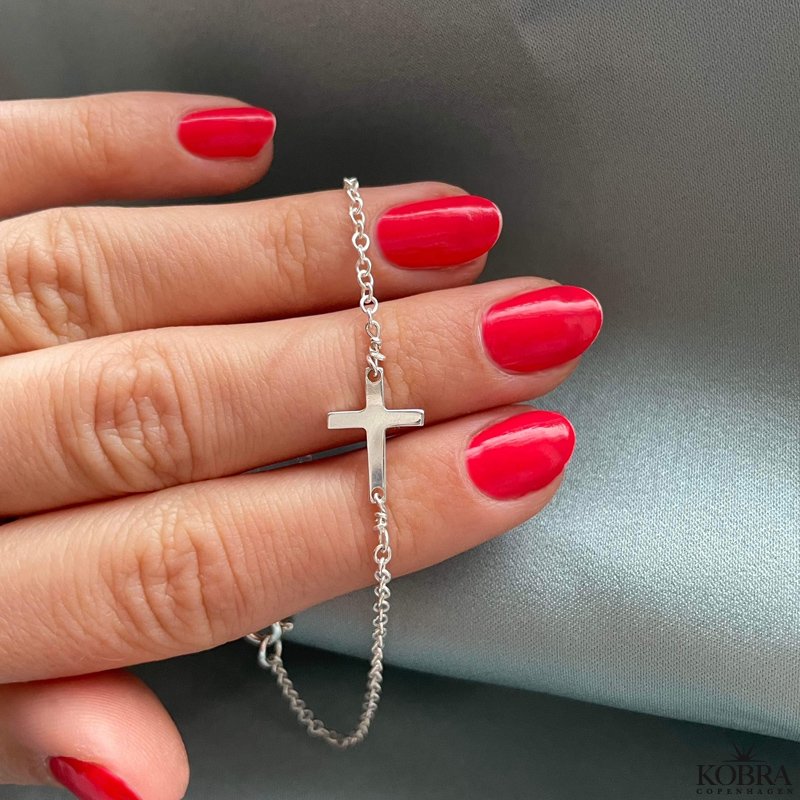 "Trust" kors armbnd i slv med lille graveret amulet