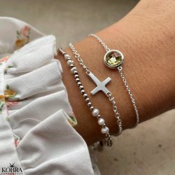 "Trust" kors armbnd i slv med lille graveret amulet