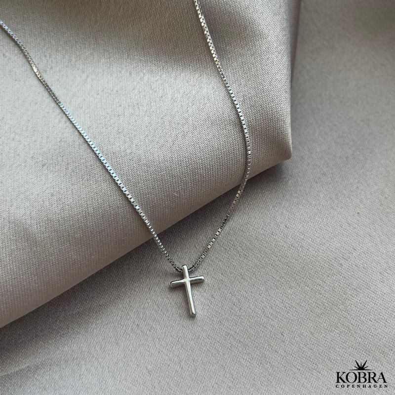 Vælge auktion Seminar "Debora" sølv halskæde med lille kors - Kors halskæder - KOBRA copenhagen  ApS