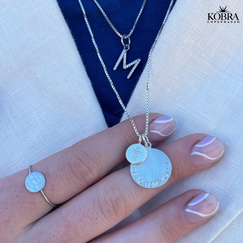 Charm-Lille amulet med kors og sten i slv