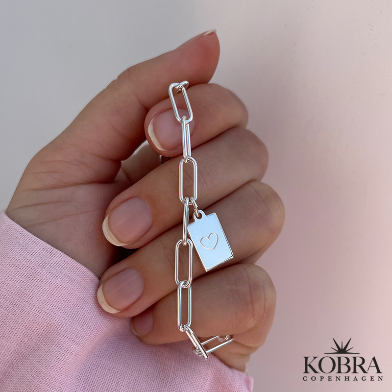 "Maeve" slv armbnd med lille firkantet tag