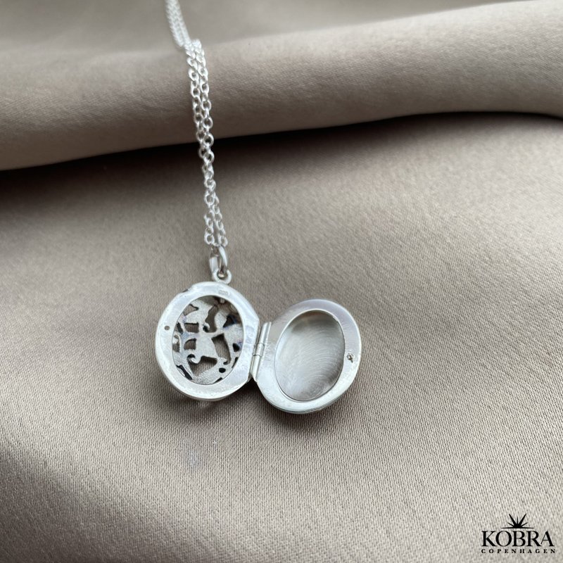 "Emily" oval slv medaljon i filigran med personlig gravering