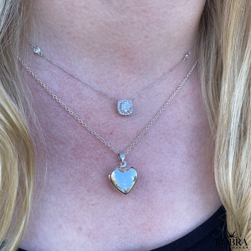 "Anamaria" hjertemedaljon i slv med hvid zirkonia