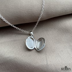 "Sara" lille oval slv medaljon med personlig gravering