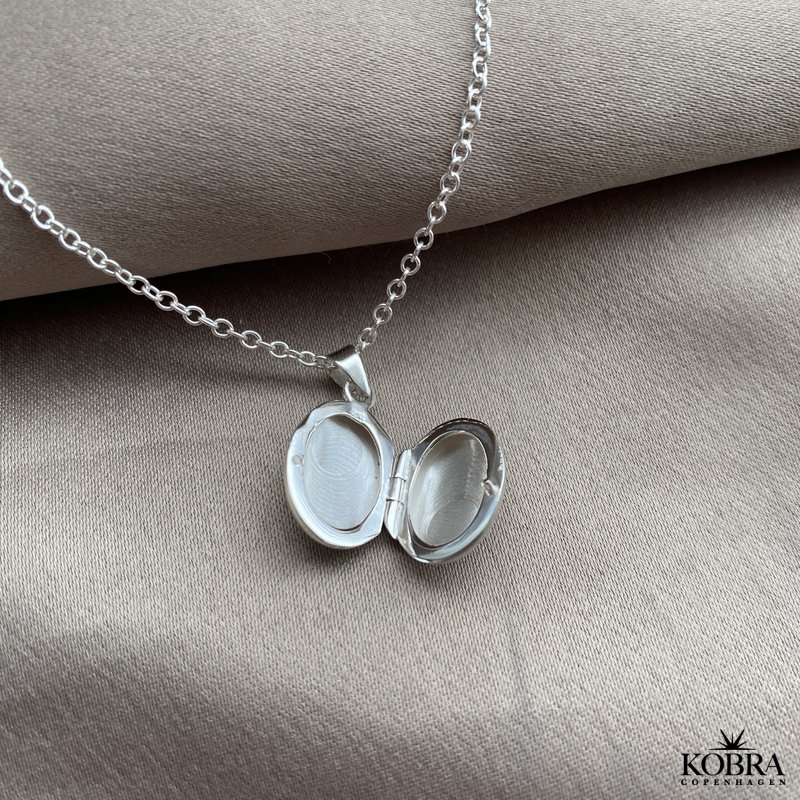 "Sara" lille oval slv medaljon med personlig gravering