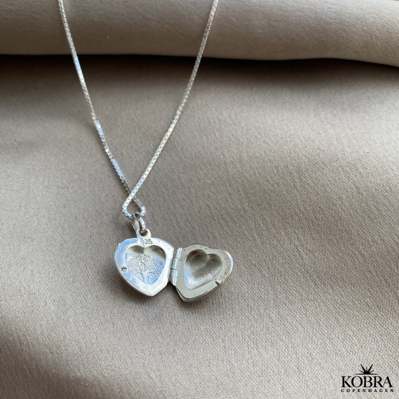 "Berthe" slv hjertemedaljon med Livets Tr