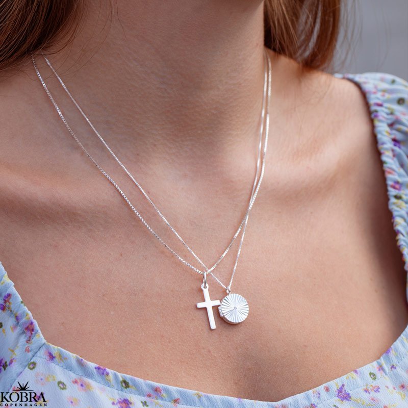 "Sankta" enkel kors halskde i slv