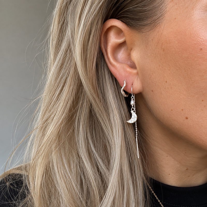 "Moon" silver �rh�nge med p�rla och hamrad m�ne