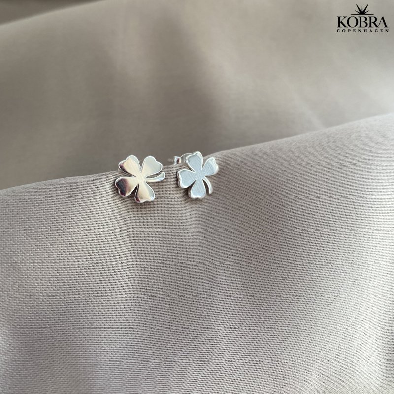 "Felicity" Sm restikker med firklver i slv