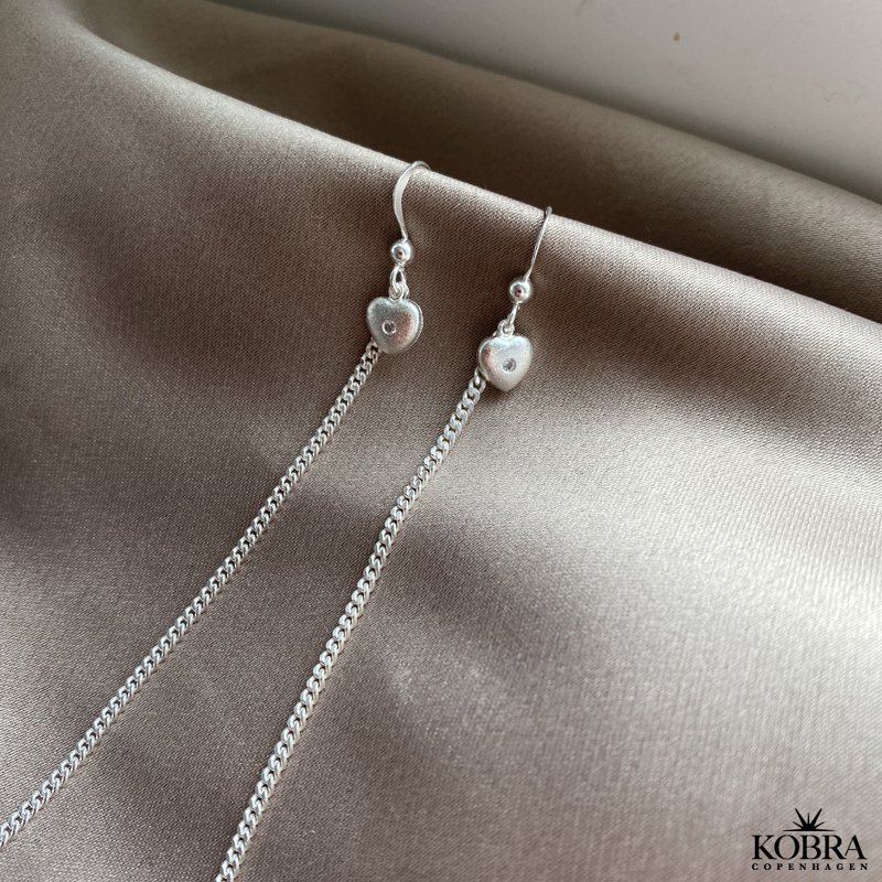 "Loulou" kæde øreringe i sølv med lille hjerte-vedhæng med hvid sten