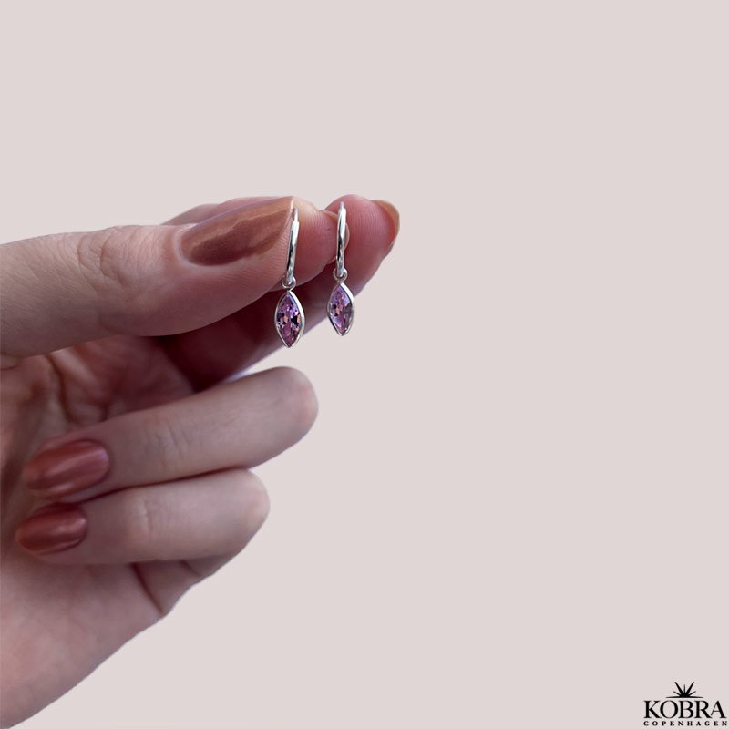 "Lyra" sm slv hoops med pink glassten