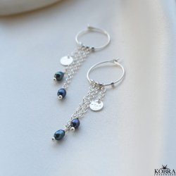 "Pittioni" hndlavet slv reringe med sm amuletter og bl ferskvandsperler