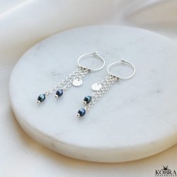 "Pittioni" hndlavet slv reringe med sm amuletter og bl ferskvandsperler