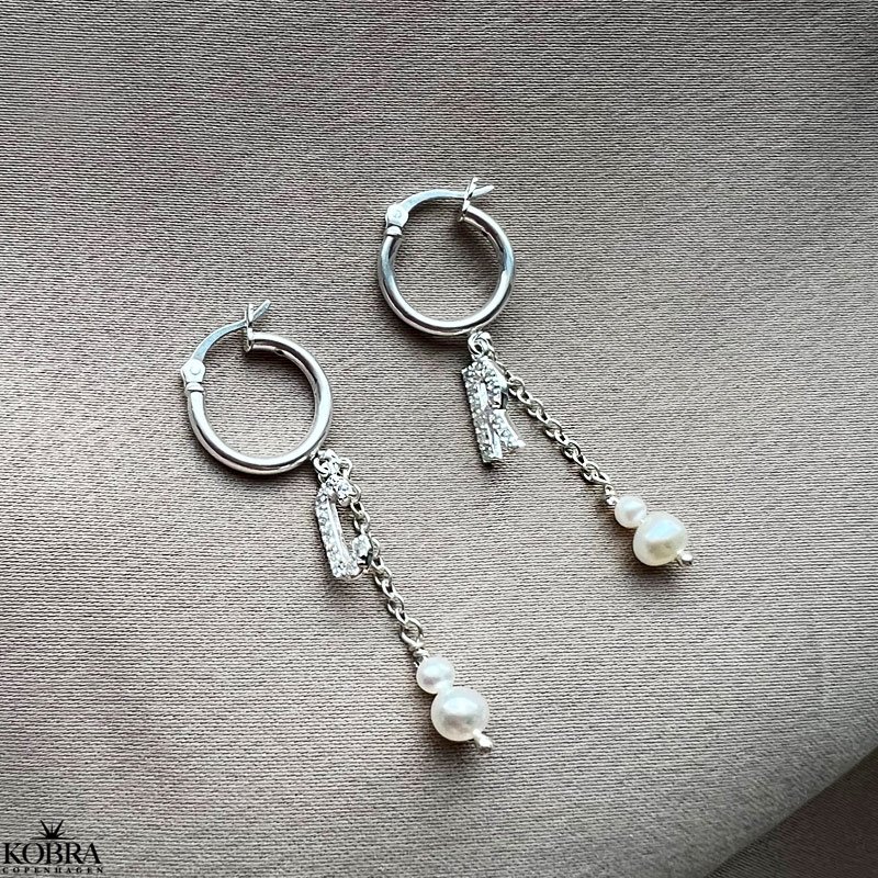 "My Favorite" slv reringe med dine bogstaver og hvide ferskvandsperler