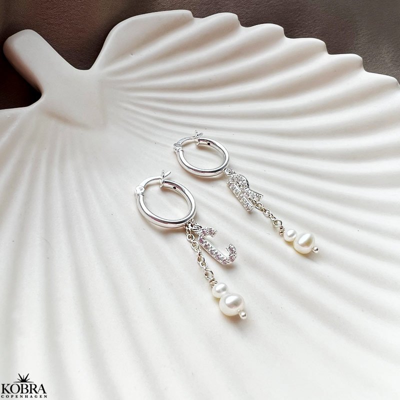 "My Favorite" slv reringe med dine bogstaver og hvide ferskvandsperler