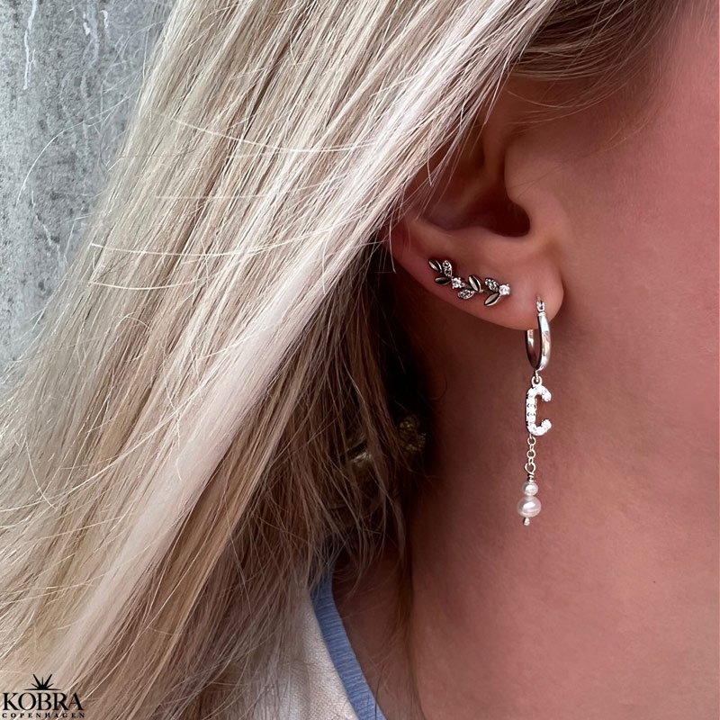 "My Favorite" slv reringe med dine bogstaver og hvide ferskvandsperler