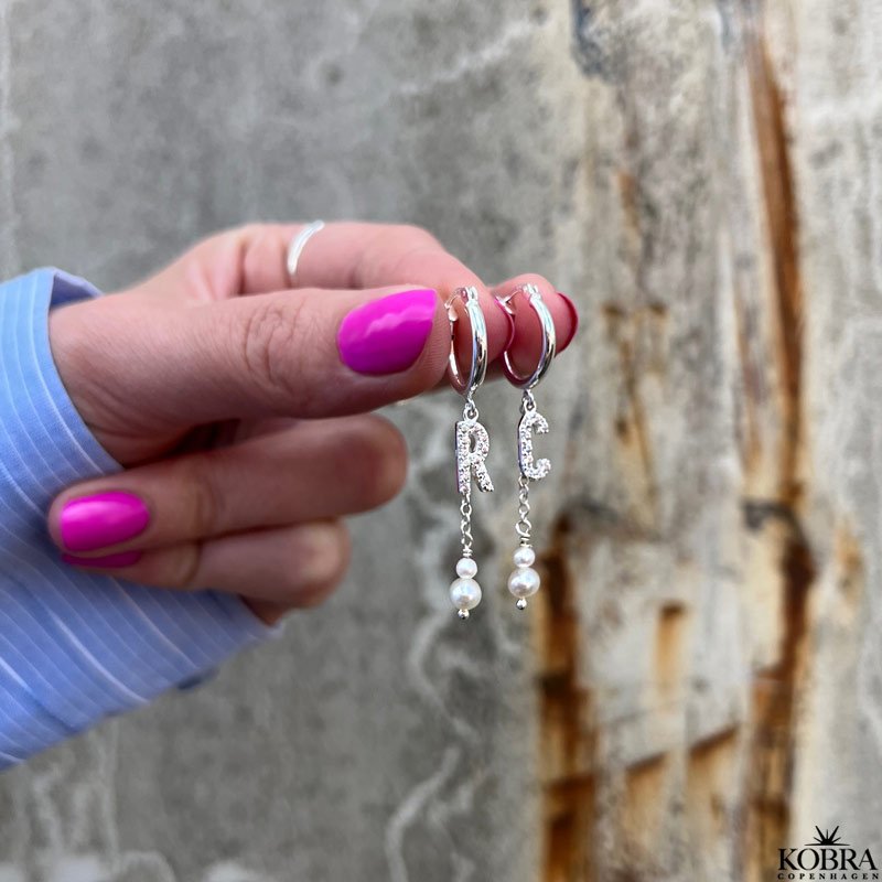 "My Favorite" slv reringe med dine bogstaver og hvide ferskvandsperler