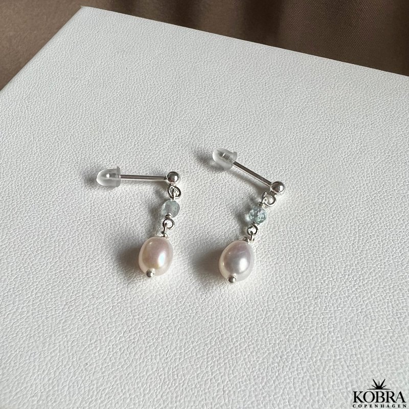 "Ellish" sm slv restikker med bl aquamarin samt hvid ferskvandsperle