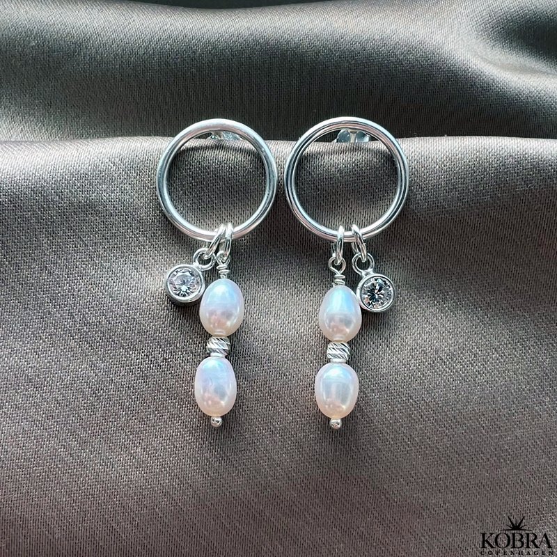 "Cheryl" runde slv reringe med ferskvandsperler samt zirkonia sten