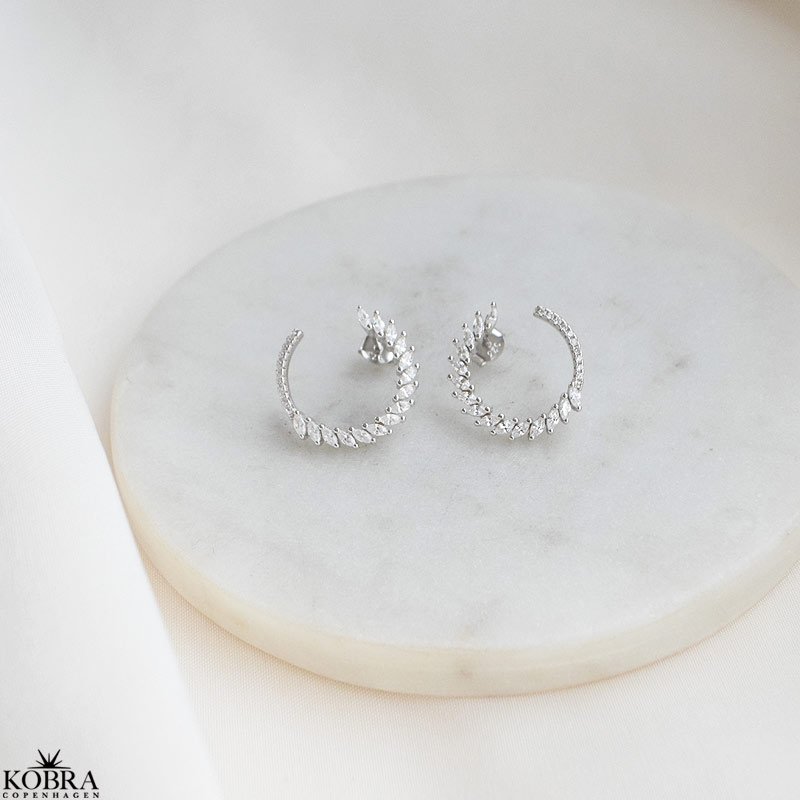 "Gabriella" sterling slv reringe med runde og ovale hvide sten