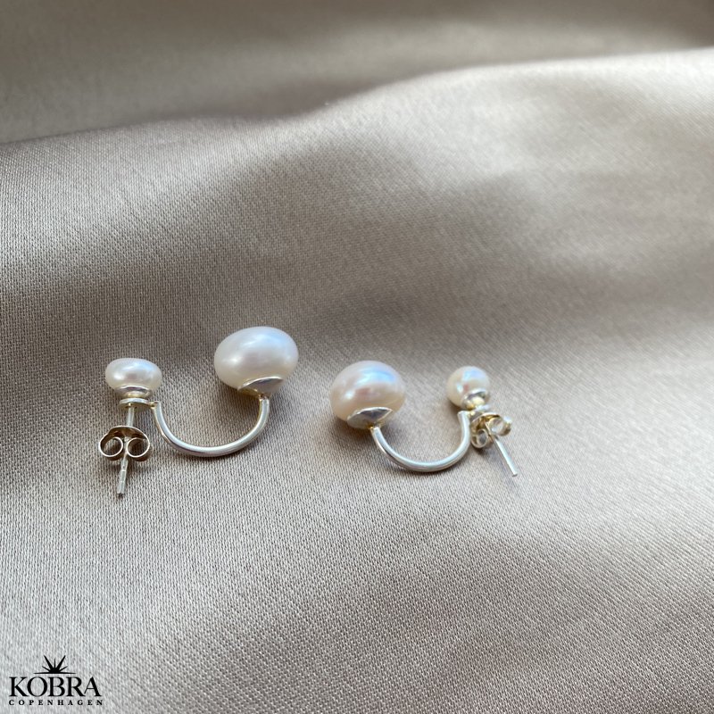 "Dagmar" Perlereringe i slv - med 2 gte ferskvandsperler