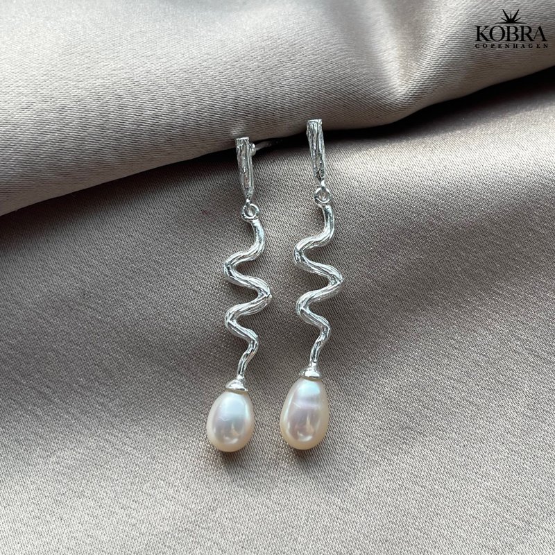 "Lelou" slangereringe i slv med hvide ferskvandsperler