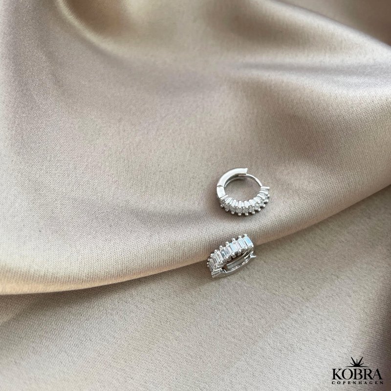 "Isla" slv reringe med hvide sten